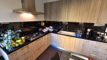 KĂŒhlschrank, Mikrowelle, Ofen, Herdplatte