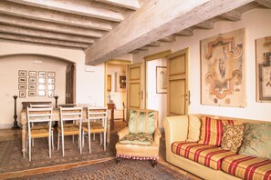 Smart TV, reproductor de DVD, libros, oficina