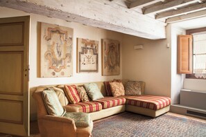 Smart TV, reproductor de DVD, libros, oficina