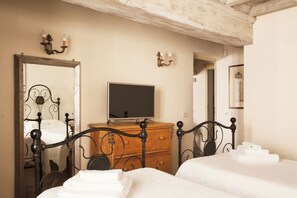 2 habitaciones, escritorio, tabla de planchar con plancha y wifi gratis 