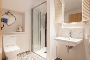 Suihkun ja ammeen yhdistelmä, hiustenkuivaaja, pyyhkeet, saippua