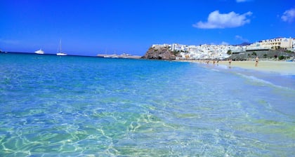 Apartment 2 / 4p in 1st line of sea with views to the beach, swimming pools, equipped. WIFI