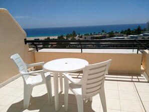 Outdoor dining - Apartment 2 / 4p in 1st line of sea with views to the beach, swimming pools, equipped. WIFI (Morro Jable (Jandia) - Fuerteventura, Canarias)