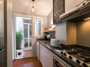 Réfrigérateur, micro-ondes, four, plaque de cuisson