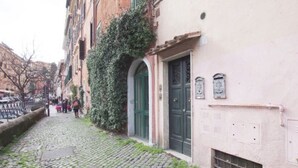 A cobblestone street with buildings on one side. - Garibaldi Roof Garden - Terrace with spectacular views of S. Peter and Gianicolo (Roma)