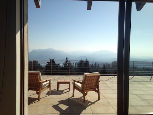 Villa mit Pool und Blick auf die Seen oberhalb von Stresa