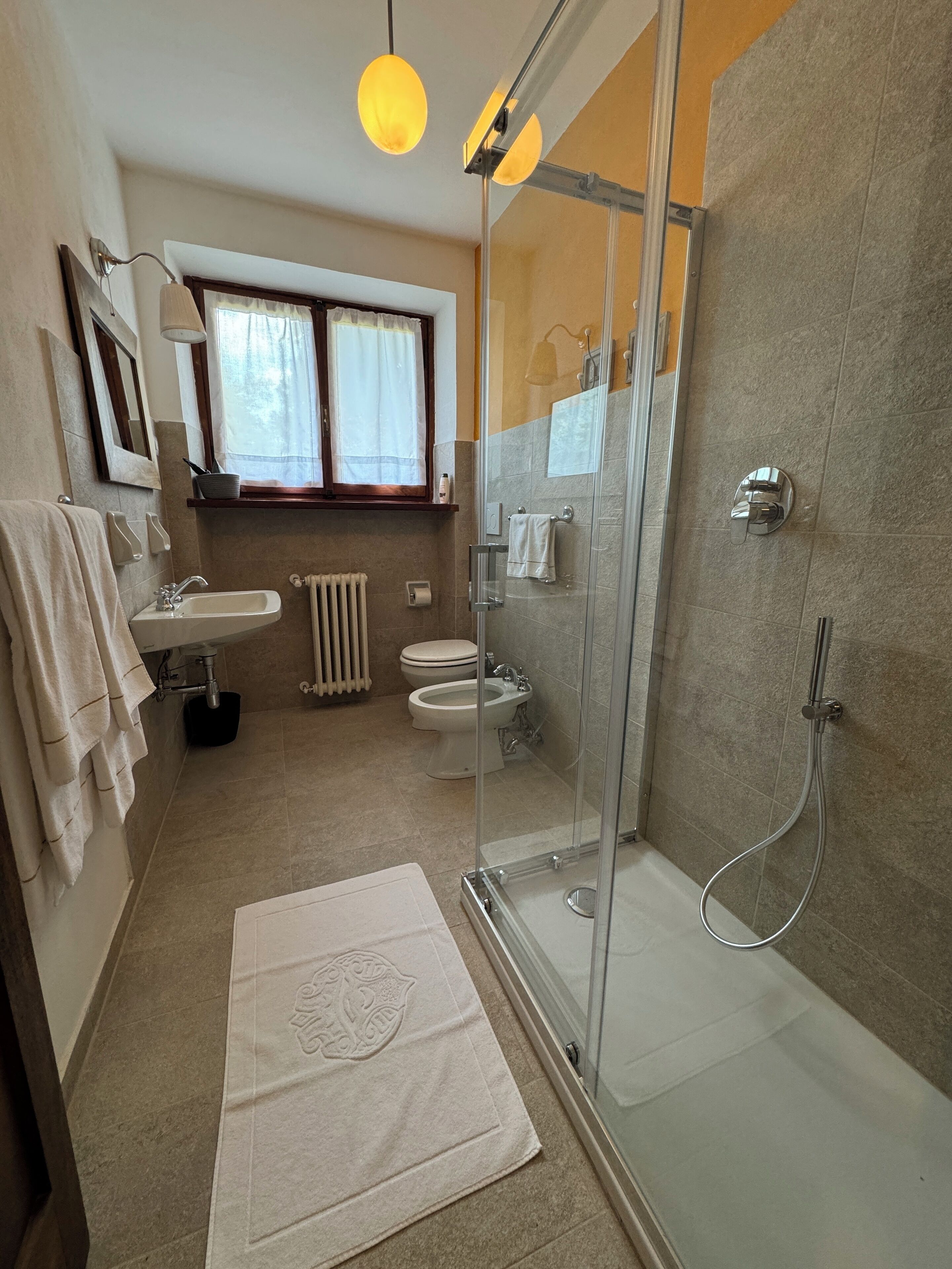 Badewanne, Haartrockner, Bidet, Handtücher