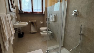 Badewanne, Haartrockner, Bidet, Handtücher