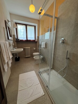 Baignoire, sèche-cheveux, bidet, serviettes fournies
