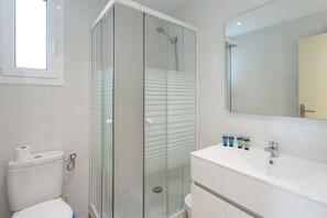 Een douche, een haardroger, handdoeken, toiletpapier
