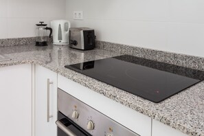 Een koelkast, een magnetron, een oven, een kookplaat