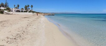 Villa met prachtige tuin en toegang tot zandstrand