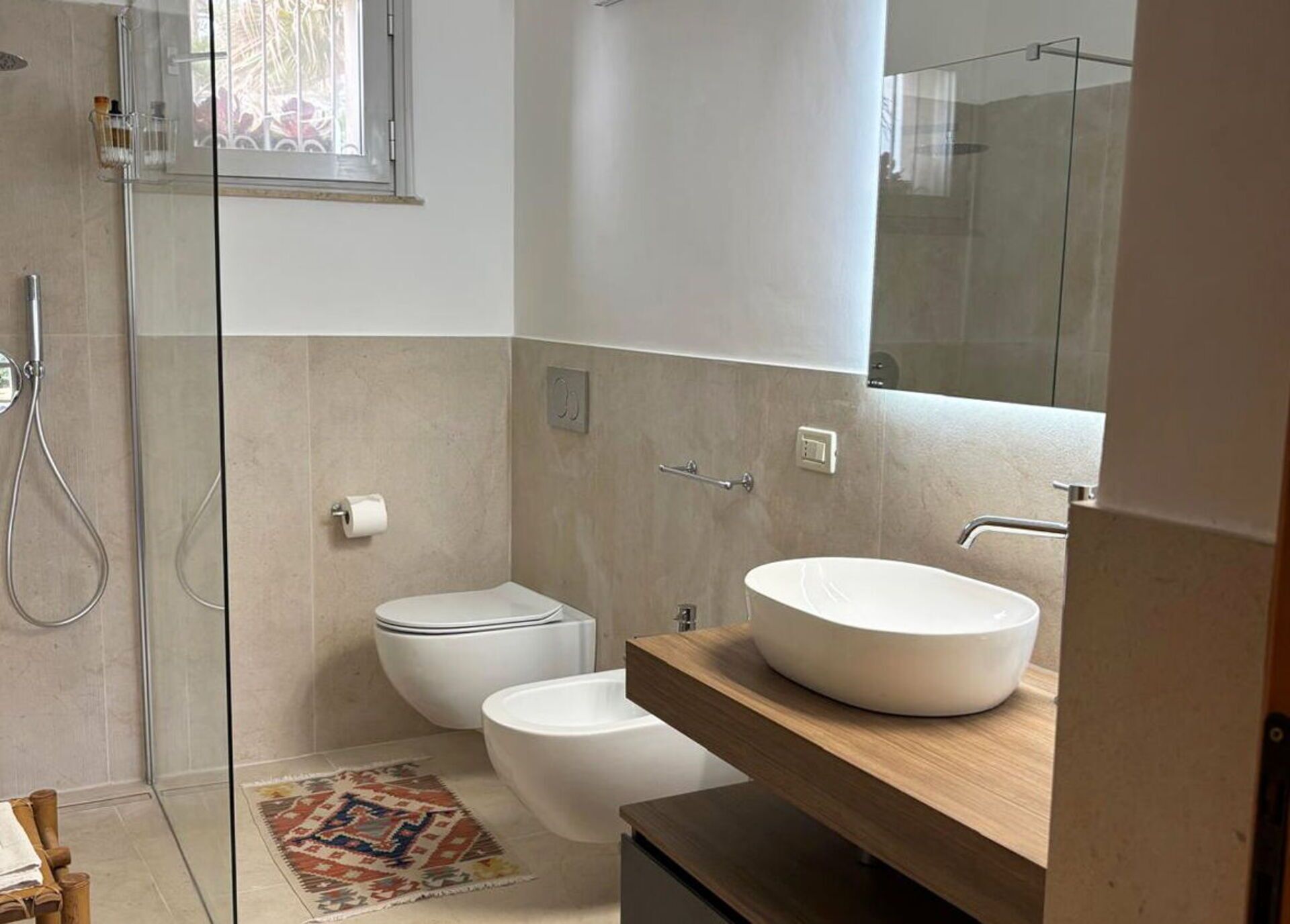 Dusche, Haartrockner, Bidet, Handtücher