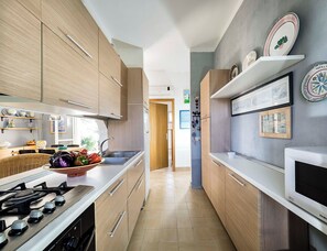 Kylskåp, mikrovågsugn, ugn och diskmaskin