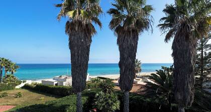 Villa with superb garden and access to sandy beach