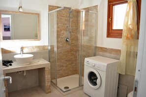 Toalettartikler (inkludert), hårføner og håndklær