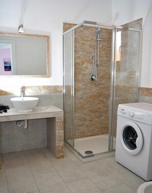 Toalettartikler (inkludert), hårføner og håndklær