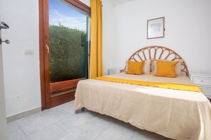 2 bedrooms, iron/ironing board, bed sheets