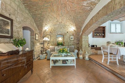 Il Molinaccio 14+2, Emma Villas