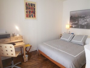 1 chambre, coffre-fort, bureau, fer et planche à repasser