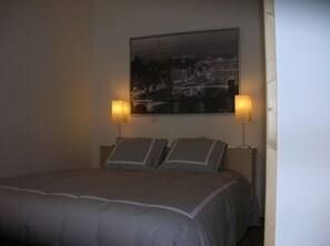 1 Schlafzimmer, Zimmersafe, Schreibtisch, Bügeleisen/Bügelbrett