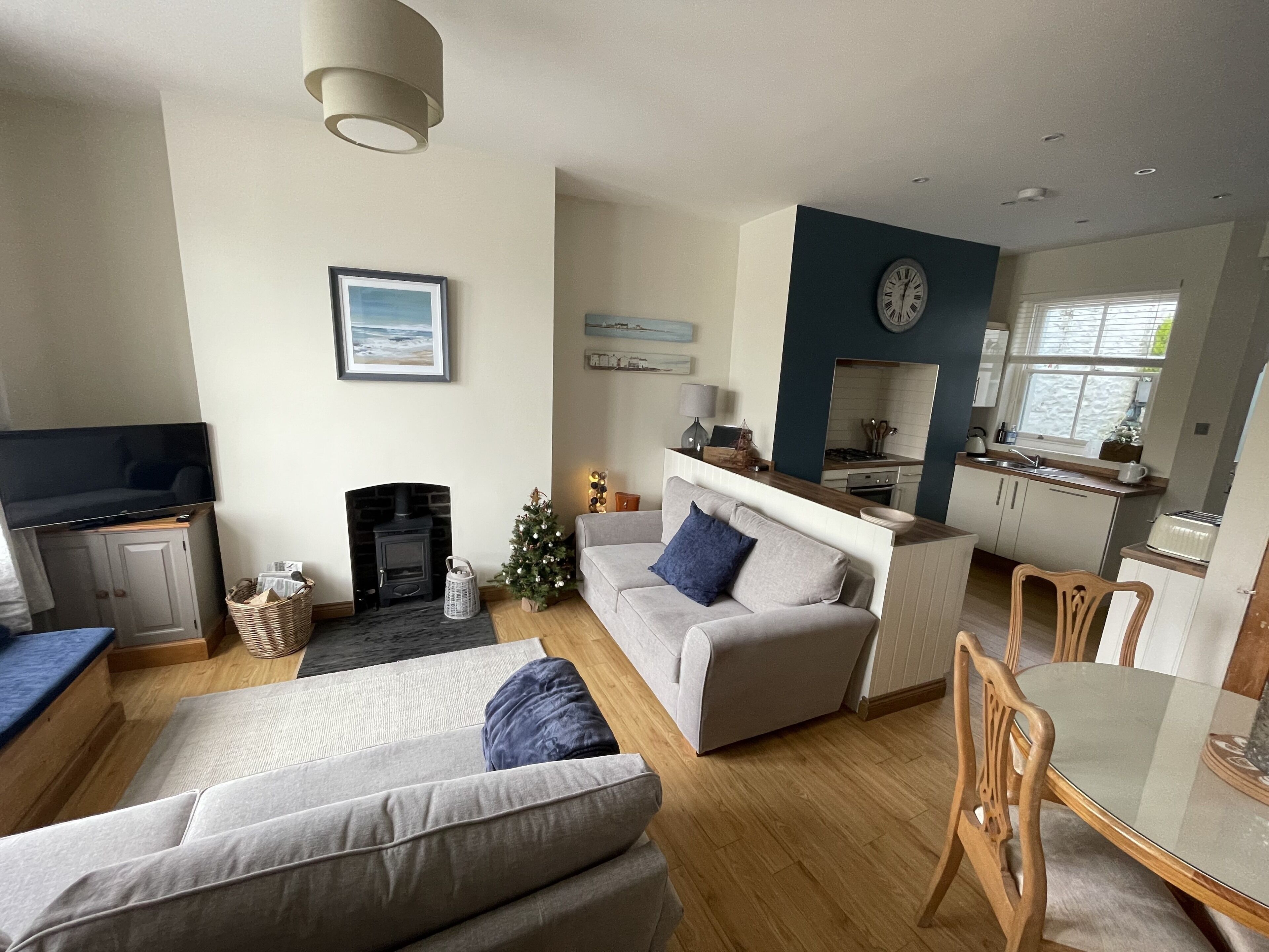 Smart-TV, Kamin, DVD-Player, Bücher