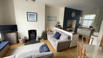 Smart-TV, Kamin, DVD-Player, Bücher