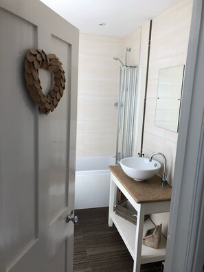 Bathtub, hair dryer, towels, soap - Out of the Blue is a Refurbished Riverside Cottage with Stunning River Views (Fowey)