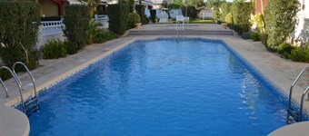 Impresionante casa adosada con piscina comunitaria compartida