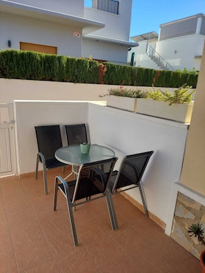 Outdoor dining - Stunning Townhouse with Shared Communal Pool (Rojales)