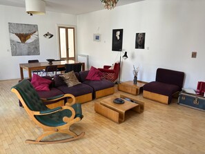 LCD-televisio, DVD-soitin, kirjoja, stereot
