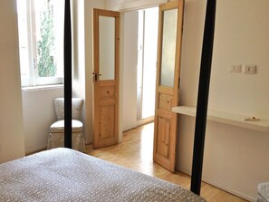 1 slaapkamer, een bureau, een strijkplank/strijkijzer, reisbedje