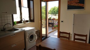 Fridge, microwave, oven, stovetop - Beautiful apartment in a villa with swimming pool  in Syracuse (Siracusa)