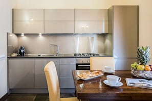 Fridge, oven, stovetop, dishwasher