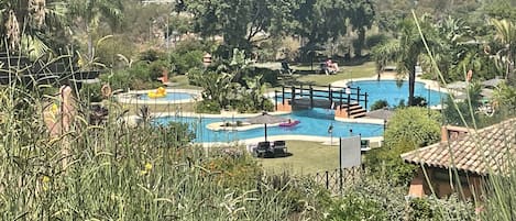 Utomhuspool och uppvärmd pool
