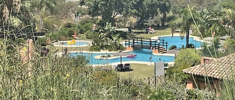 Una piscina al aire libre, una piscina climatizada