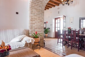 Unclassified image, 2 of 50, button