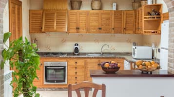 Frigorífico, microondas, horno y lavavajillas