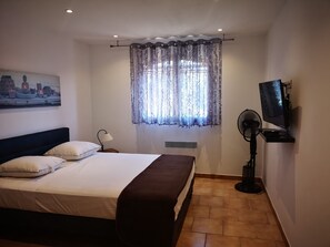 3 bedrooms, iron/ironing board, free WiFi, bed sheets
