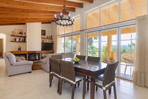 Televisión, chimenea y reproductor de DVD 