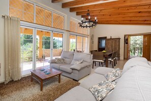 Een televisie en een open haard