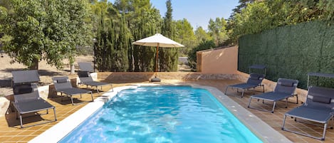 Una piscina al aire libre