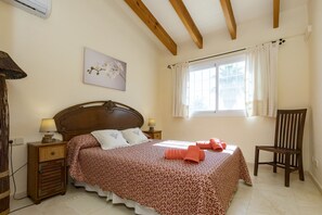 3 slaapkamers, een strijkplank/strijkijzer, gratis wifi, beddengoed