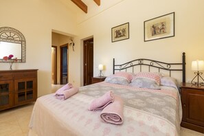 3 chambres, fer et planche à repasser, Wi-Fi gratuit, draps fournis