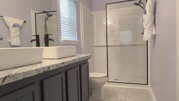 Ensemble douche/baignoire, sèche-cheveux, serviettes fournies, savon