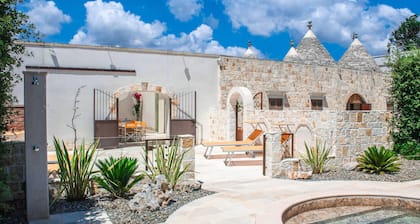 Trullo, privatem durch Solarenergie beheizten Pool, von Mauern umgebenen Hof und Spielzimmern