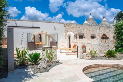 Large Luxury Trullo, Private HEATED Pool, Air Con and 90m2 Games Room