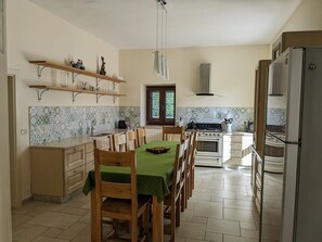 Fridge, microwave, oven, stovetop - Large Luxury Trullo, Private HEATED Pool, Air Con and 90m2 Games Room (Martina Franca)