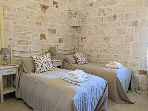 4 bedrooms, in-room safe, desk, iron/ironing board - Large Luxury Trullo, Private HEATED Pool, Air Con and 90m2 Games Room (Martina Franca)