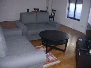 Tv, dvd-afspiller, bøger, musikbibliotek